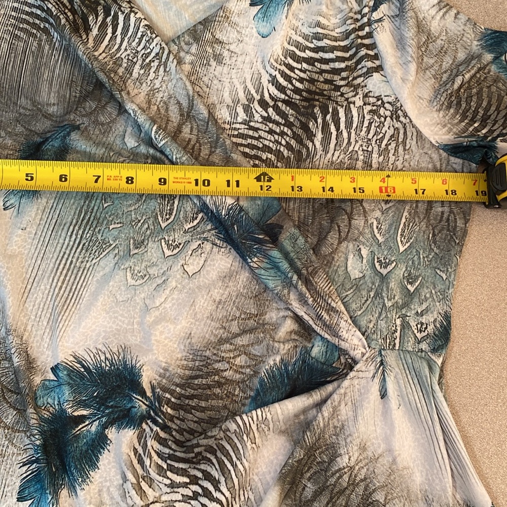 Laura - 3/4 sleeve faux wrap top. Size L petite - Picture 4 of 7